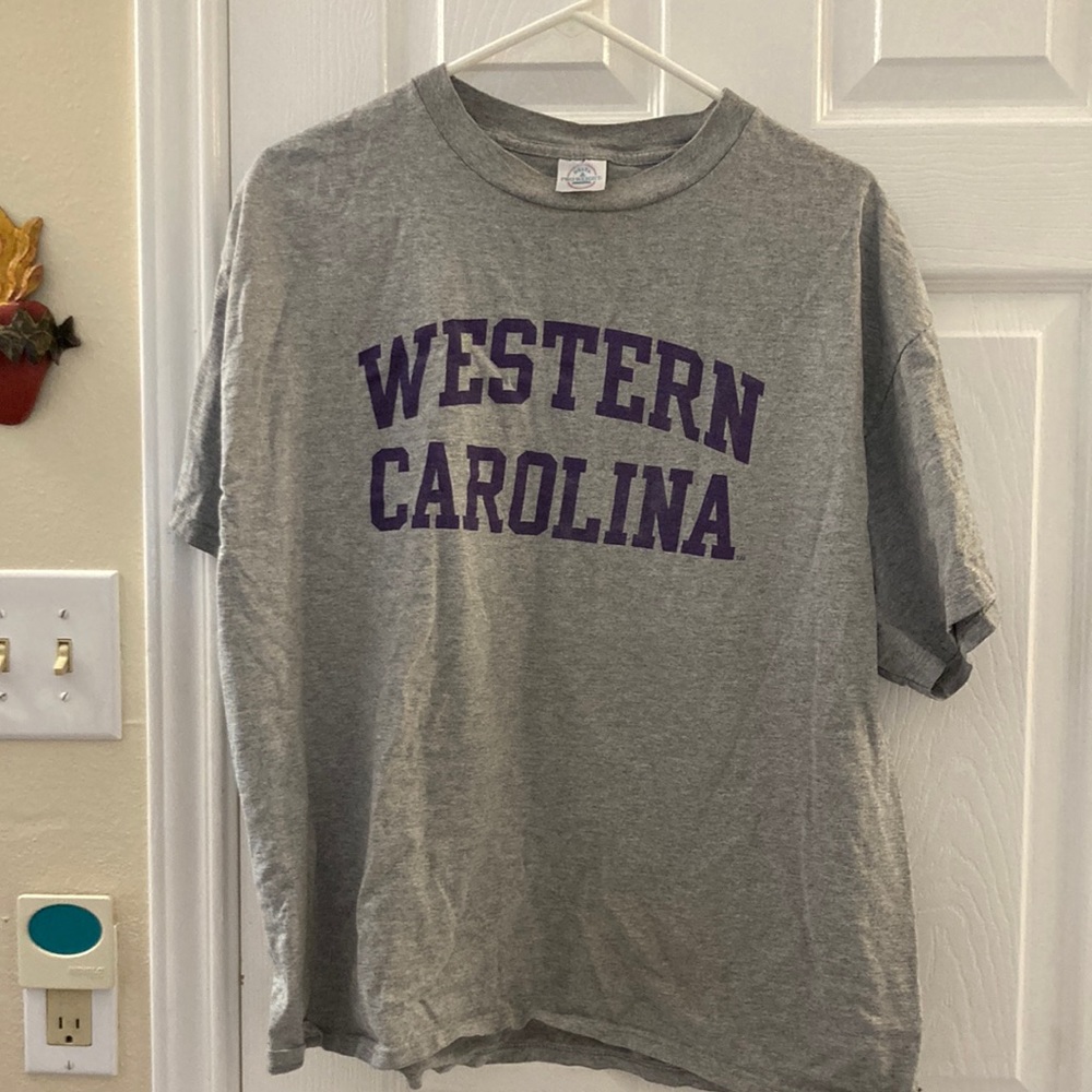 Men’s short sleeved Western Carolina t-shirt. Grey. GUC. Size XL